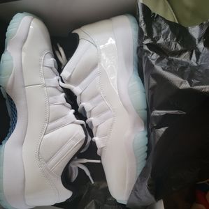 Air Jordan 11 lows (Columbia blue)